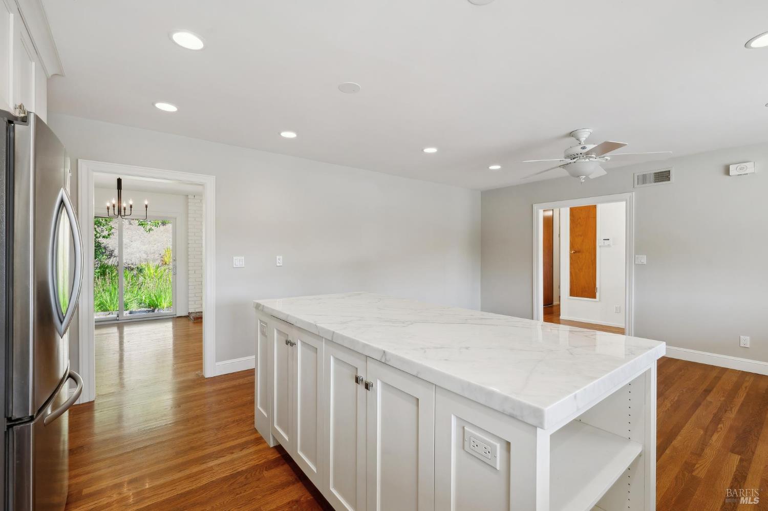 Detail Gallery Image 9 of 31 For 83 Twelveoak Hill Dr, San Rafael,  CA 94903 - 3 Beds | 2 Baths