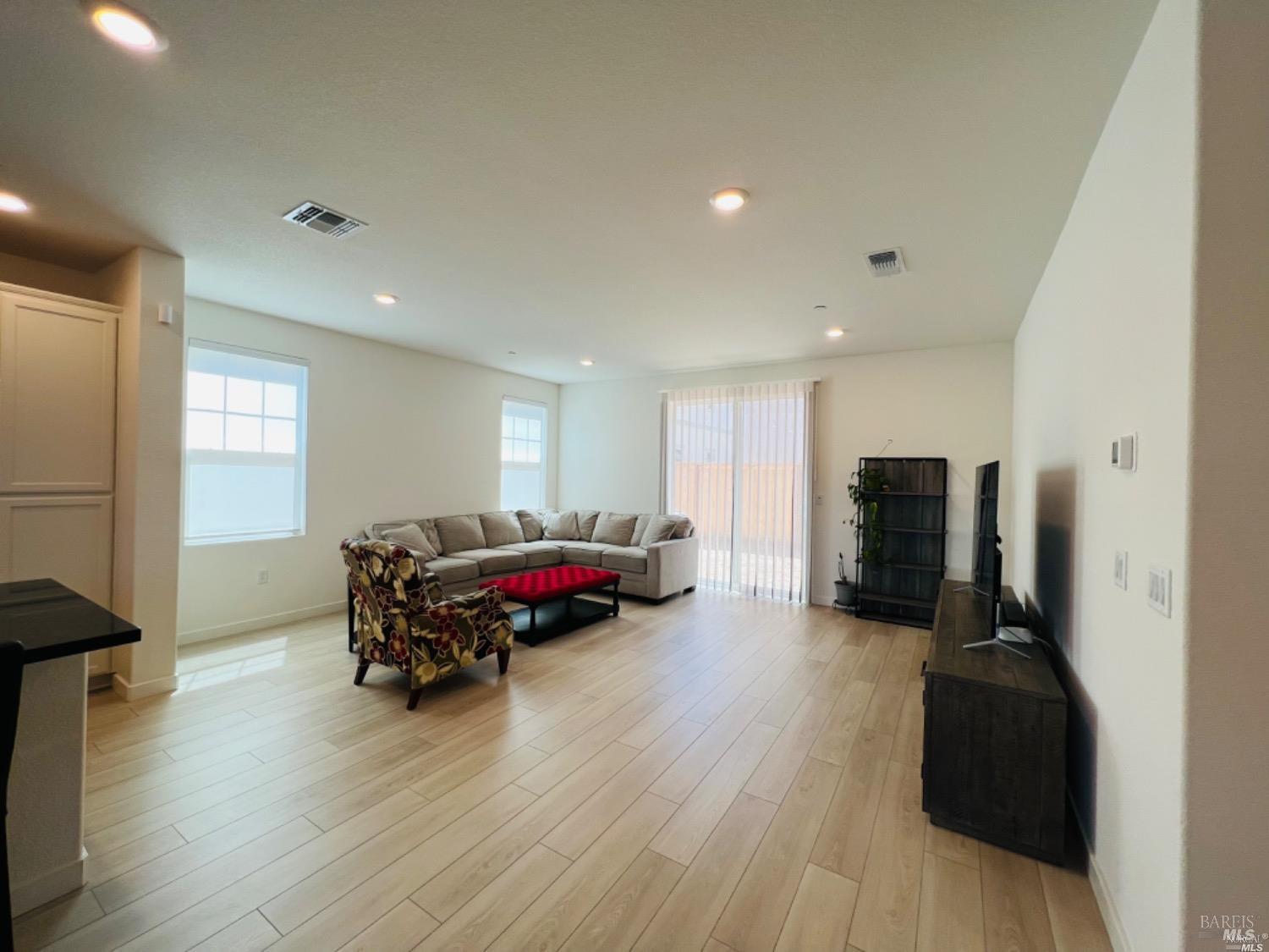 Detail Gallery Image 2 of 17 For 2451 Lake Club Dr, Fairfield,  CA 94533 - 4 Beds | 3/1 Baths