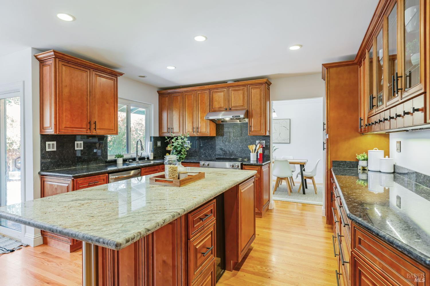 Detail Gallery Image 9 of 29 For 712 Sutro Ave, Novato,  CA 94947 - 3 Beds | 2 Baths