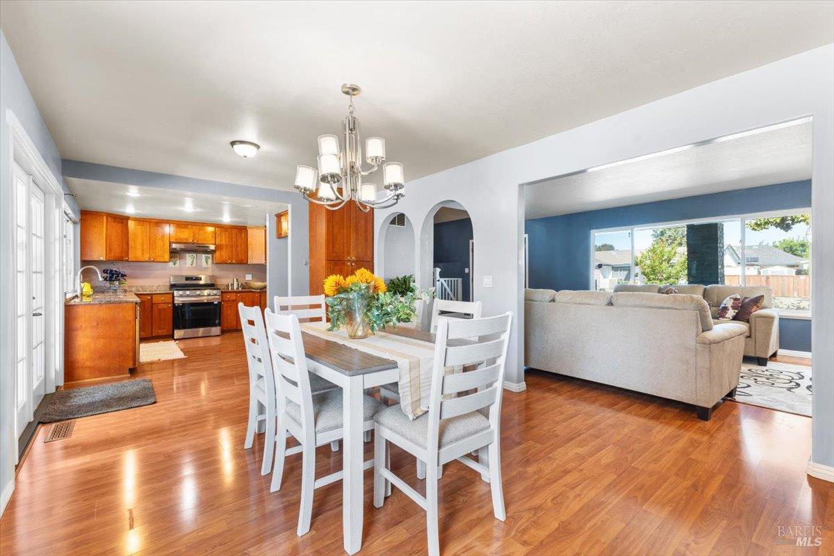 Detail Gallery Image 13 of 61 For 2044 Willow Dr, Petaluma,  CA 94954 - 4 Beds | 3 Baths