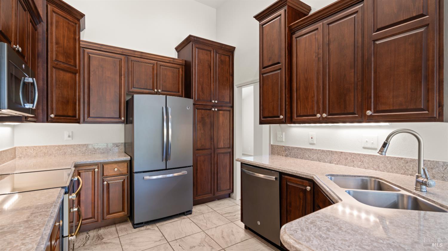 Detail Gallery Image 16 of 35 For 667 Laurelwood Cir, Vacaville,  CA 95687 - 3 Beds | 2 Baths