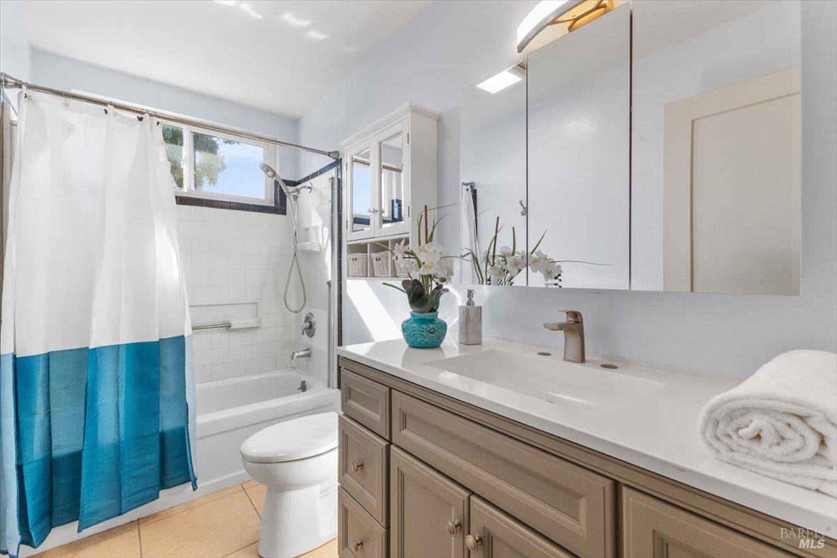 Detail Gallery Image 34 of 61 For 2044 Willow Dr, Petaluma,  CA 94954 - 4 Beds | 3 Baths