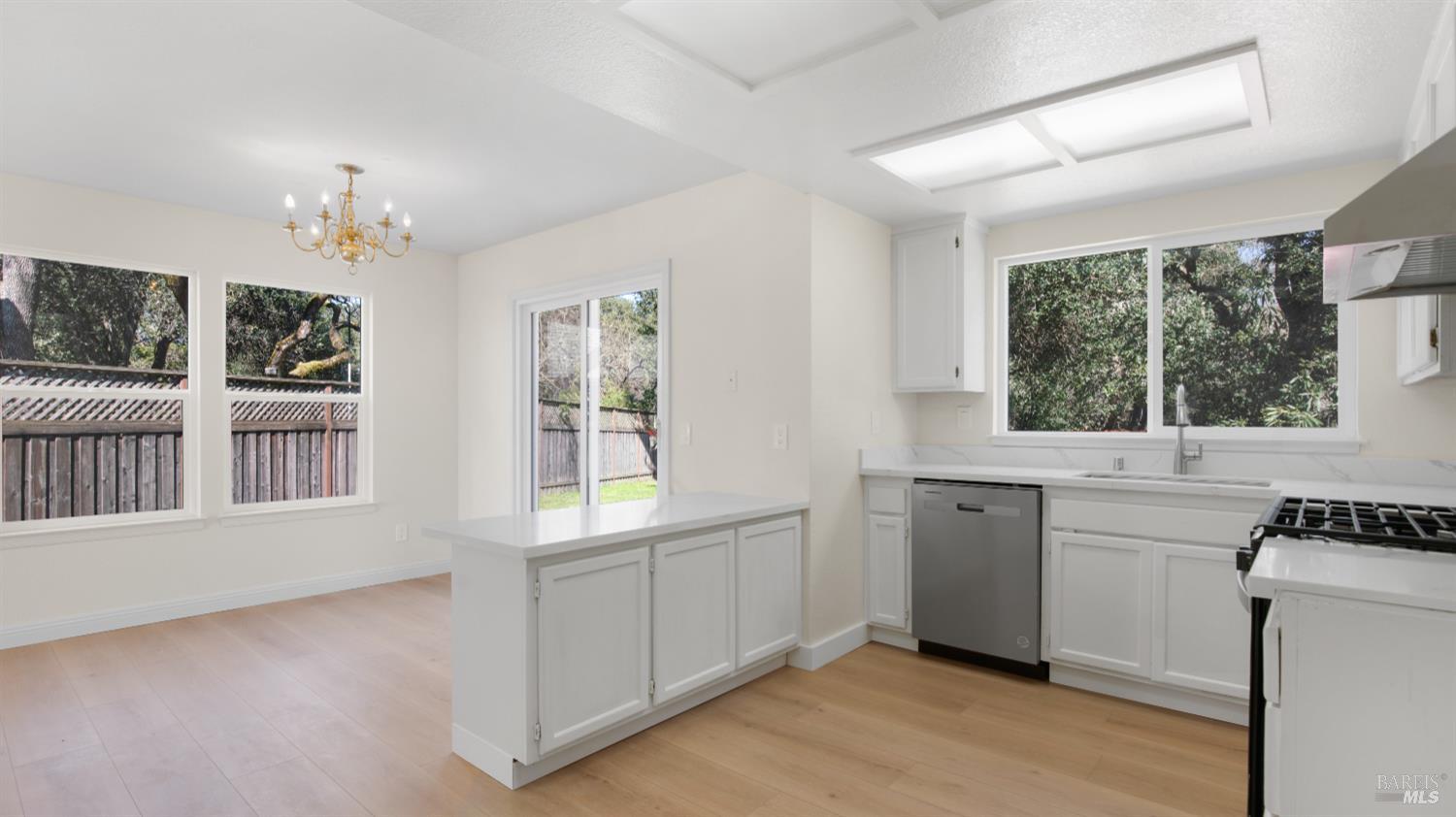 Detail Gallery Image 13 of 41 For 2247 Ironbark Dr, Santa Rosa,  CA 95403 - 3 Beds | 3 Baths