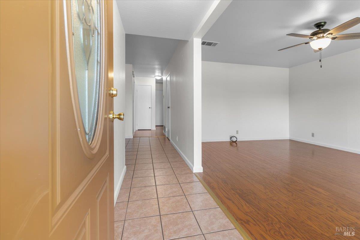 Detail Gallery Image 4 of 24 For 241 Camellia St, Fairfield,  CA 94533 - 3 Beds | 2 Baths