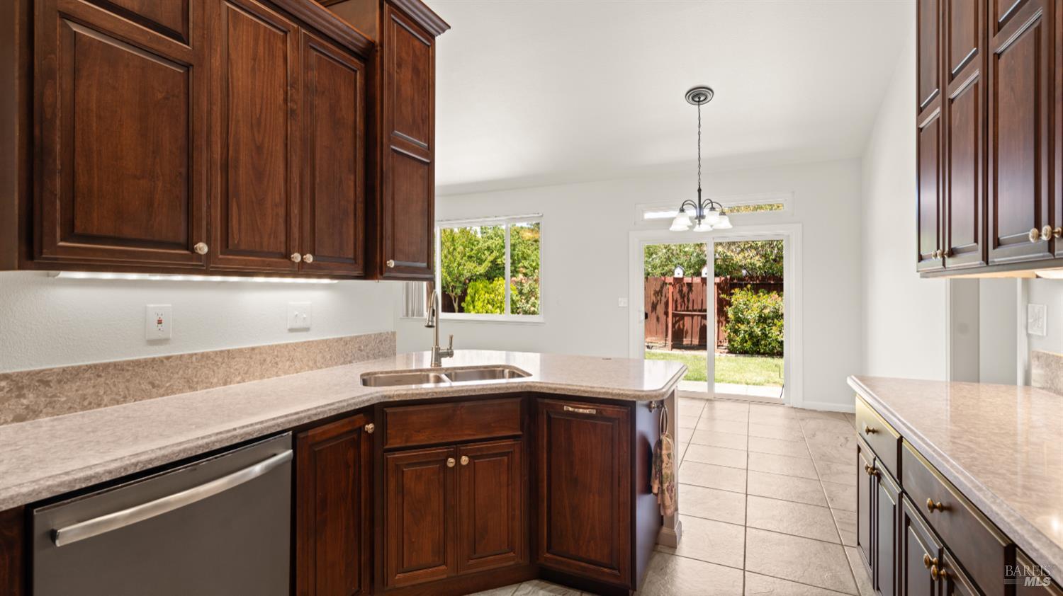 Detail Gallery Image 18 of 35 For 667 Laurelwood Cir, Vacaville,  CA 95687 - 3 Beds | 2 Baths
