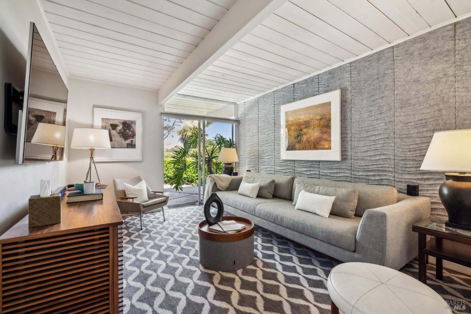 Detail Gallery Image 25 of 57 For 708 Birchwood Ct, San Rafael,  CA 94903 - 5 Beds | 3 Baths