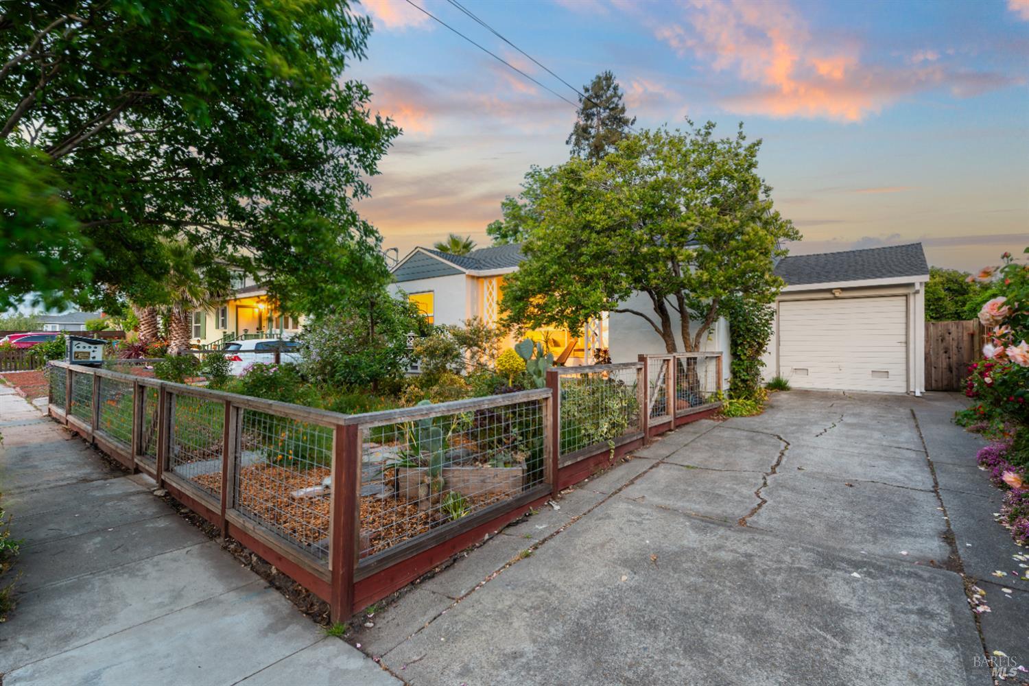 Detail Gallery Image 2 of 35 For 612 Madison St, Petaluma,  CA 94952 - 3 Beds | 2 Baths