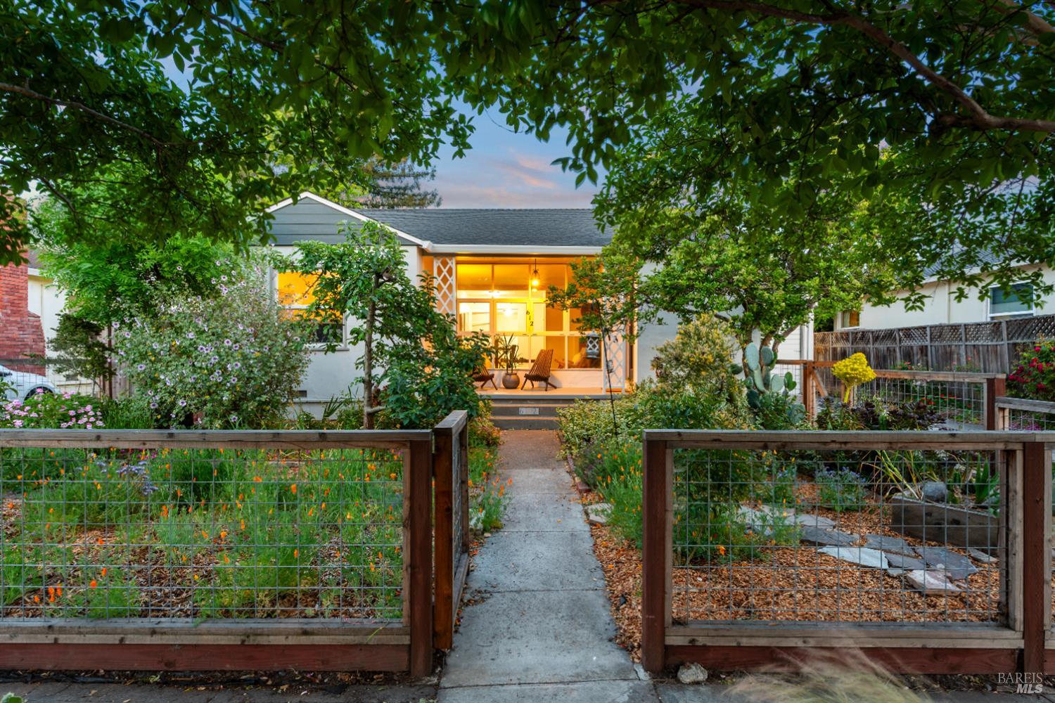 Detail Gallery Image 1 of 35 For 612 Madison St, Petaluma,  CA 94952 - 3 Beds | 2 Baths