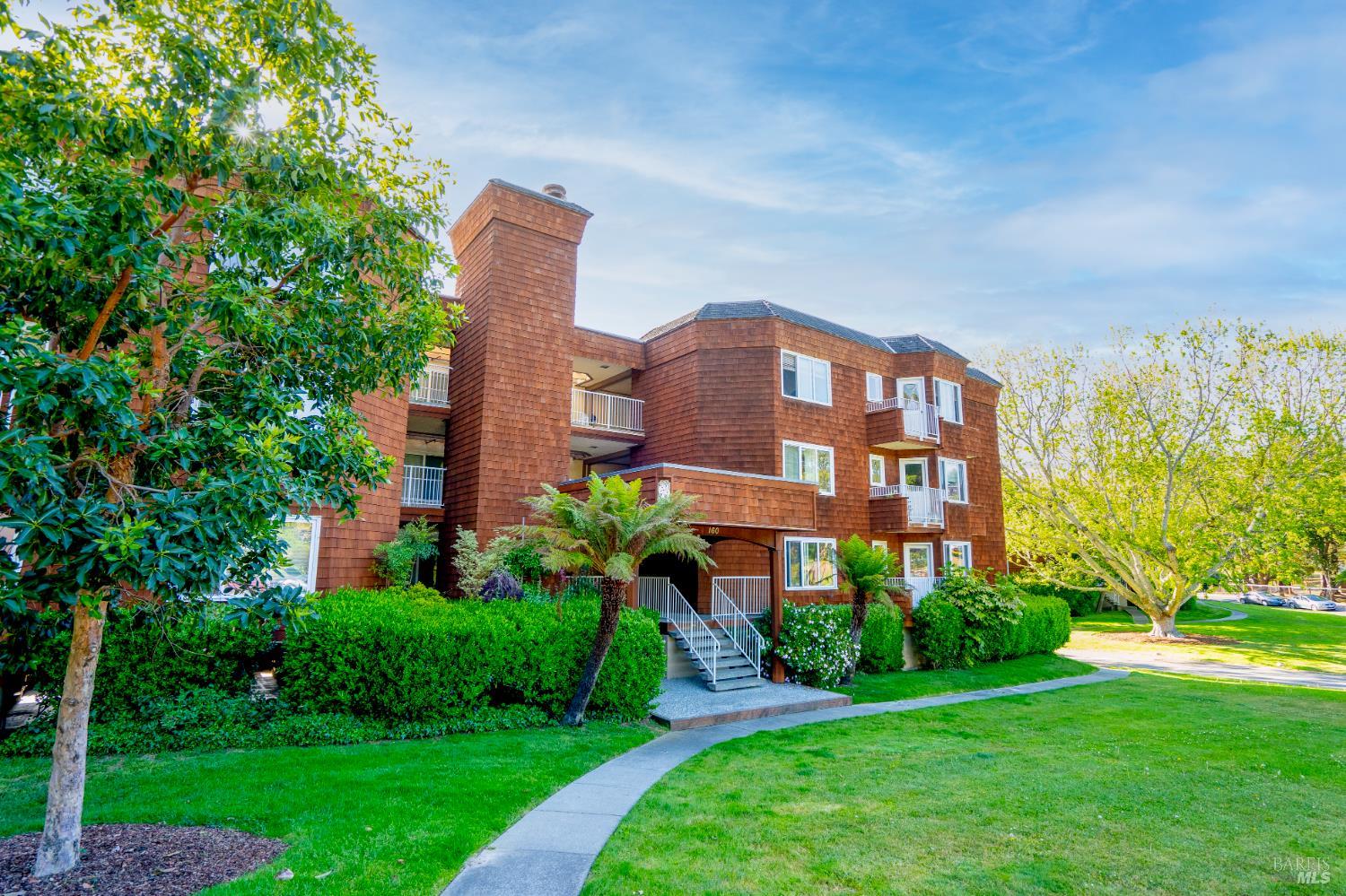 Detail Gallery Image 12 of 12 For 160 Seminary Dr 1e,  Mill Valley,  CA 94941 - 3 Beds | 2 Baths