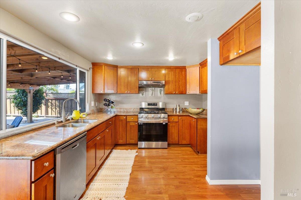 Detail Gallery Image 15 of 61 For 2044 Willow Dr, Petaluma,  CA 94954 - 4 Beds | 3 Baths