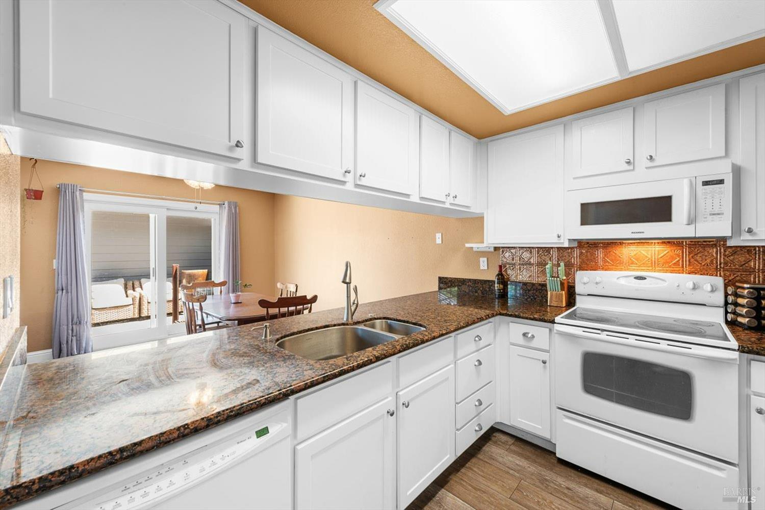 Detail Gallery Image 10 of 35 For 2648 Nut Tree Rd, Vacaville,  CA 95687 - 3 Beds | 2 Baths