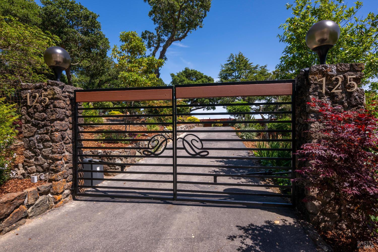 Detail Gallery Image 4 of 83 For 125 Bayview Dr, San Rafael,  CA 94901 - 2 Beds | 3/1 Baths