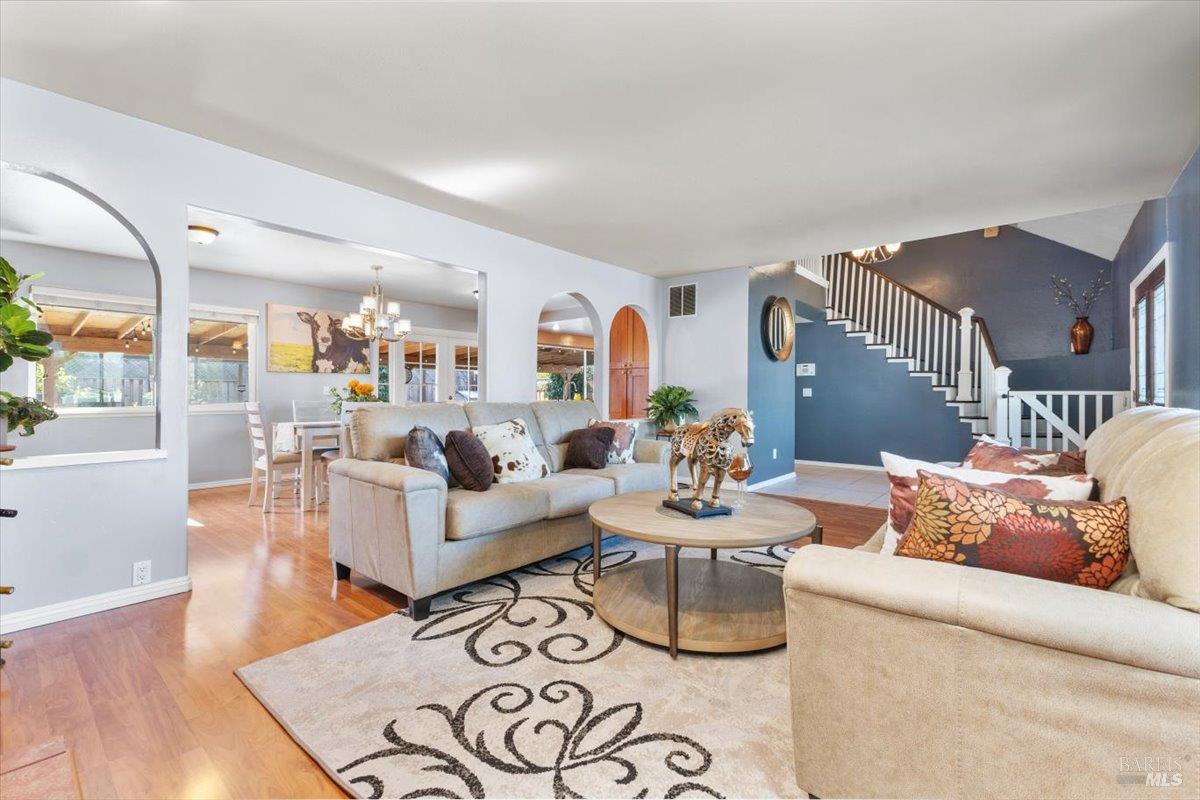 Detail Gallery Image 11 of 61 For 2044 Willow Dr, Petaluma,  CA 94954 - 4 Beds | 3 Baths