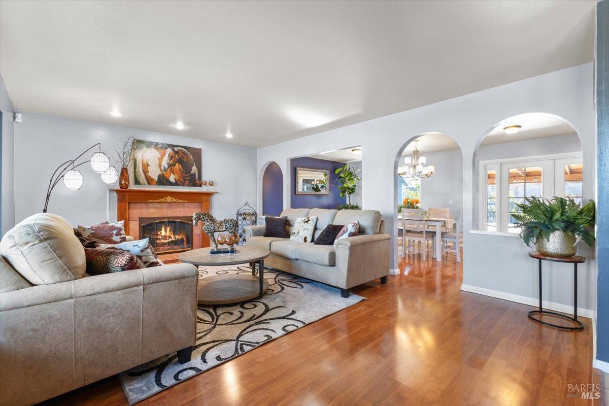 Detail Gallery Image 8 of 61 For 2044 Willow Dr, Petaluma,  CA 94954 - 4 Beds | 3 Baths