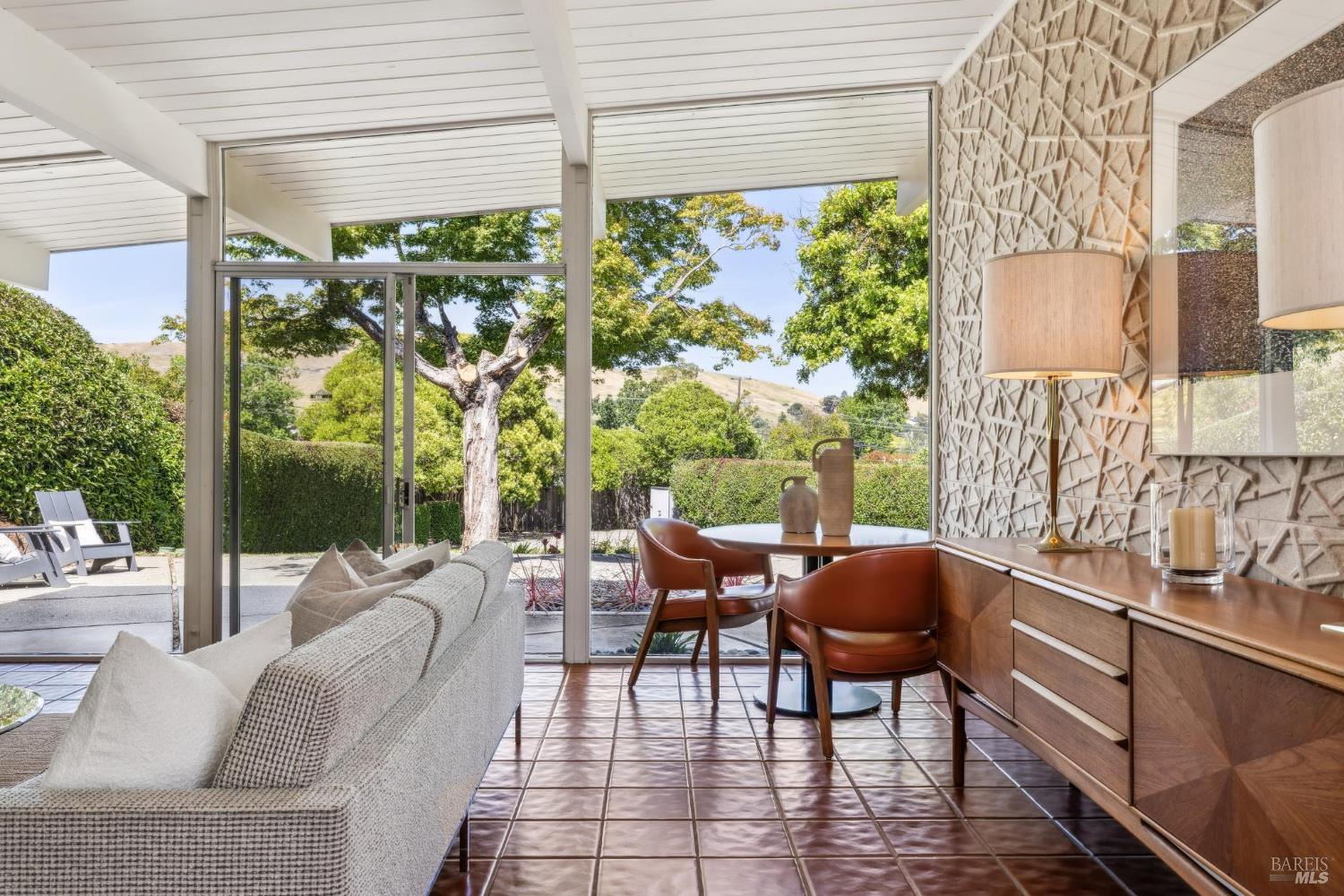 Detail Gallery Image 14 of 57 For 708 Birchwood Ct, San Rafael,  CA 94903 - 5 Beds | 3 Baths