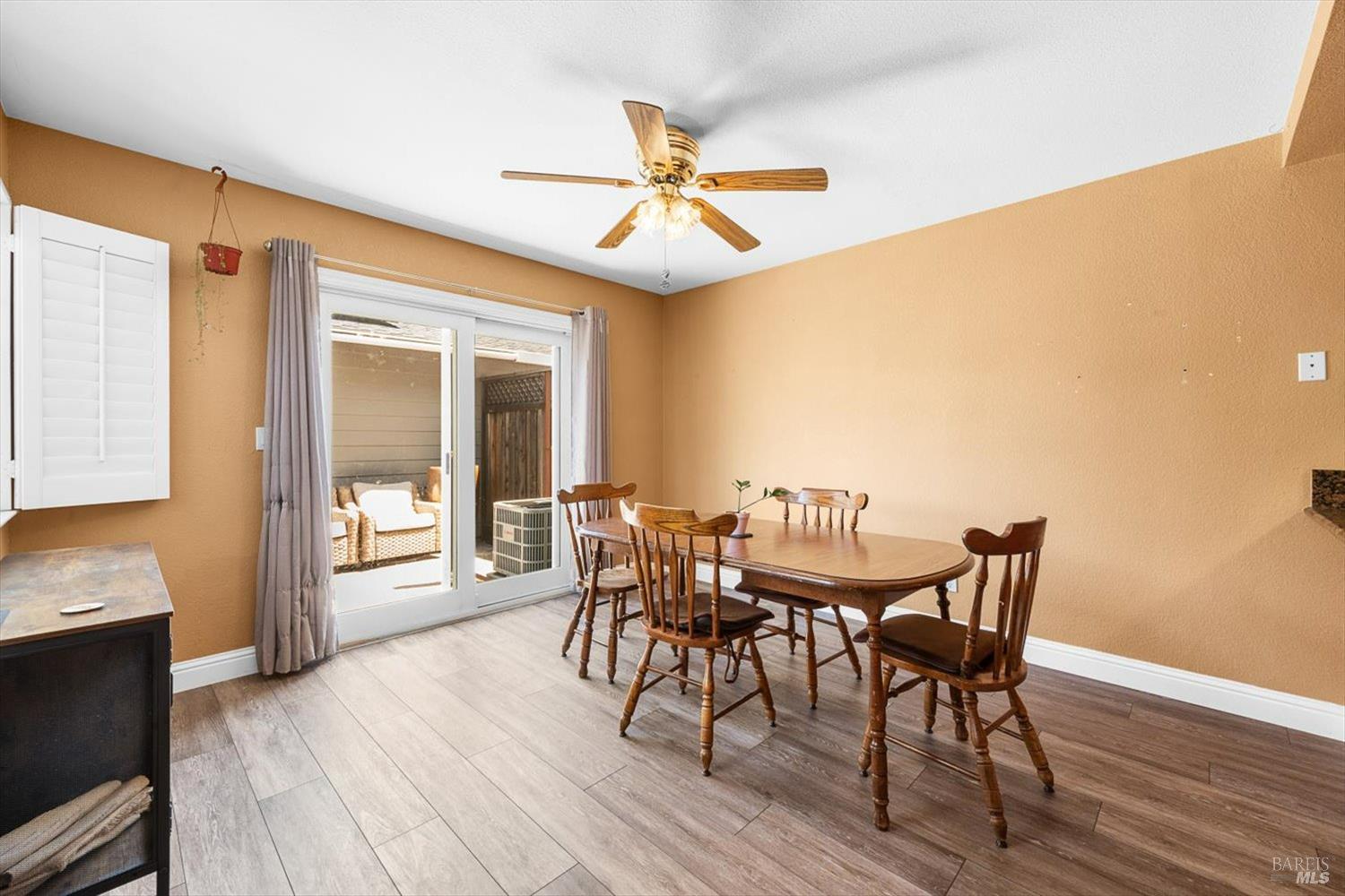 Detail Gallery Image 6 of 35 For 2648 Nut Tree Rd, Vacaville,  CA 95687 - 3 Beds | 2 Baths