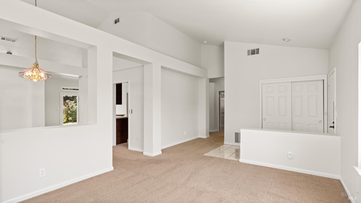 Detail Gallery Image 7 of 35 For 667 Laurelwood Cir, Vacaville,  CA 95687 - 3 Beds | 2 Baths
