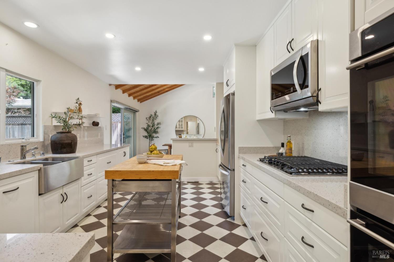 Detail Gallery Image 14 of 46 For 17 San Gabriel Dr, Fairfax,  CA 94930 - 4 Beds | 3 Baths