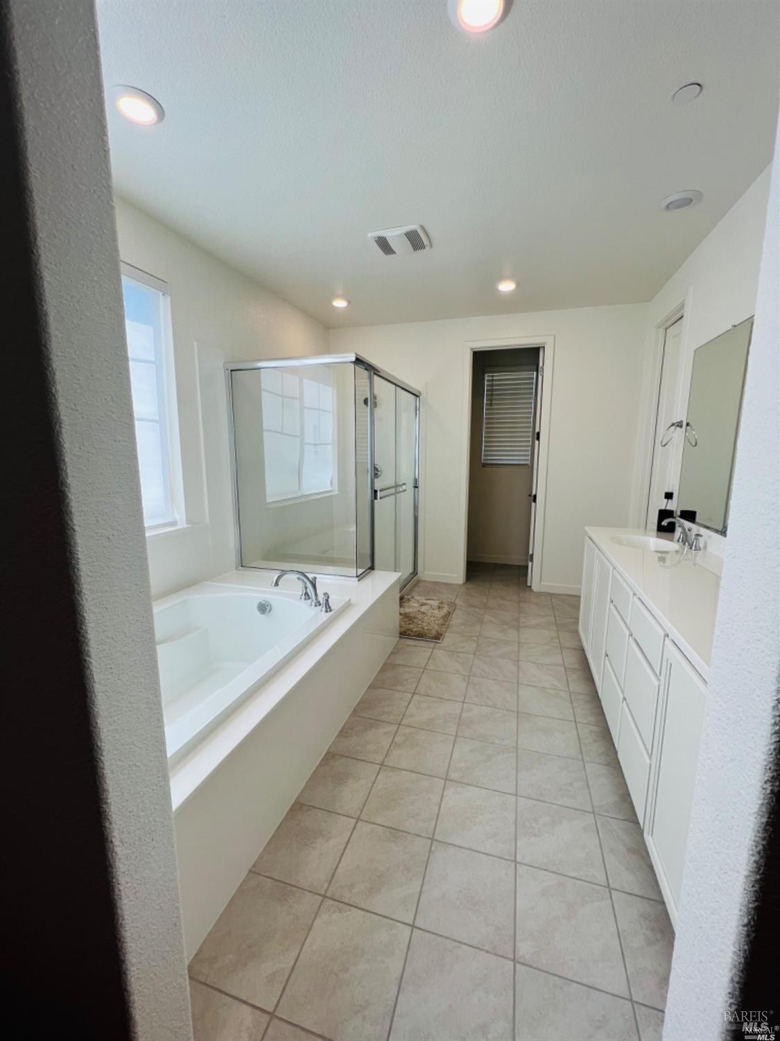 Detail Gallery Image 5 of 17 For 2451 Lake Club Dr, Fairfield,  CA 94533 - 4 Beds | 3/1 Baths