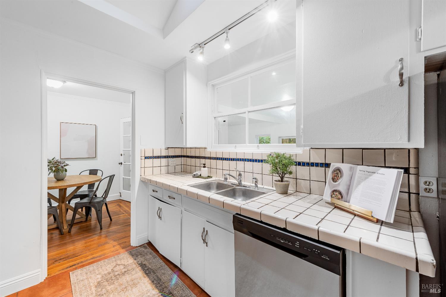 Detail Gallery Image 14 of 35 For 612 Madison St, Petaluma,  CA 94952 - 3 Beds | 2 Baths