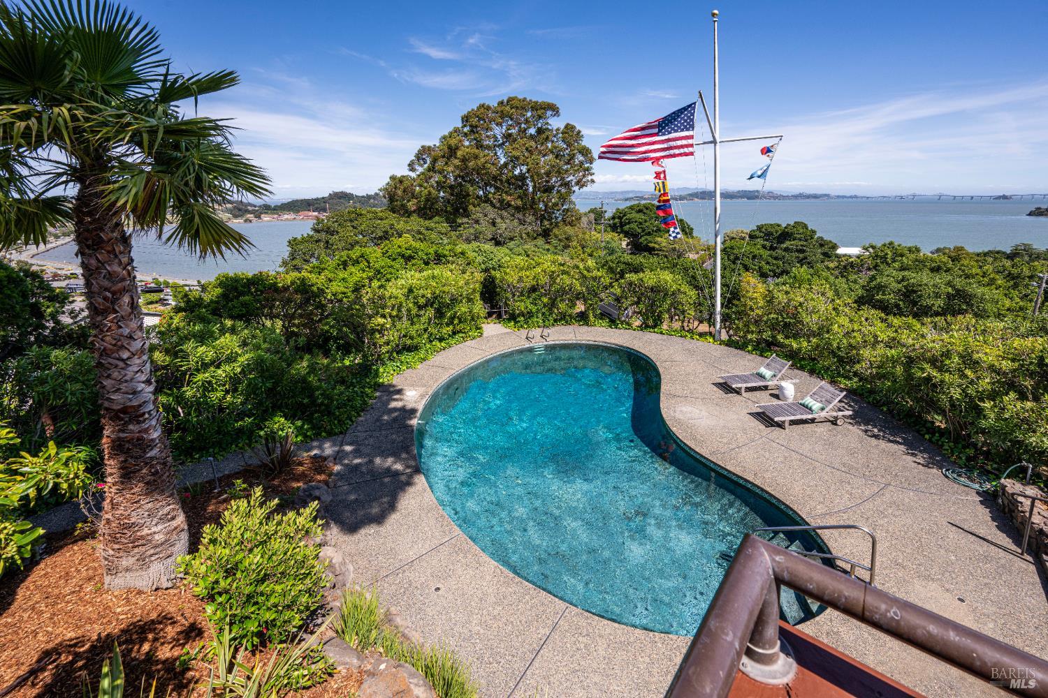 Detail Gallery Image 10 of 83 For 125 Bayview Dr, San Rafael,  CA 94901 - 2 Beds | 3/1 Baths