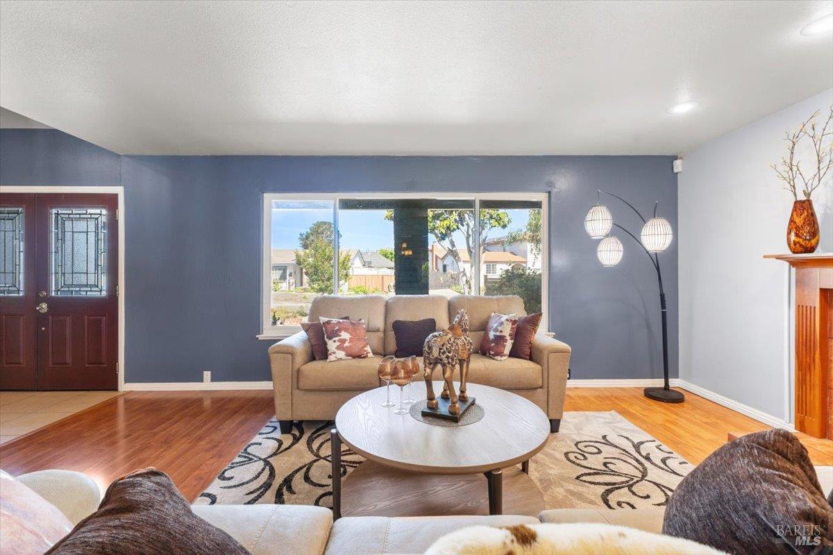 Detail Gallery Image 7 of 61 For 2044 Willow Dr, Petaluma,  CA 94954 - 4 Beds | 3 Baths