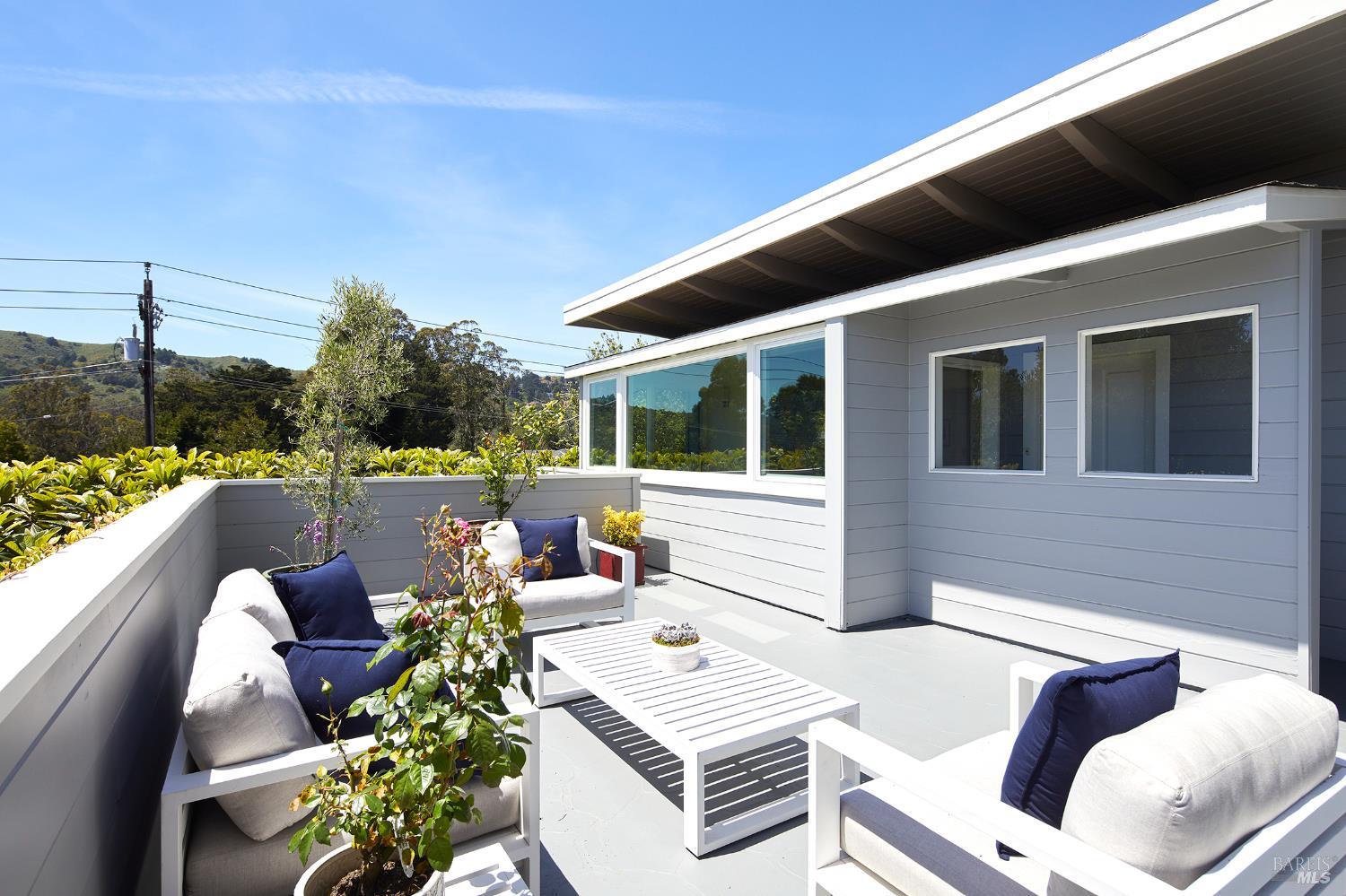 Detail Gallery Image 5 of 42 For 64 Edgewood Ave, Mill Valley,  CA 94941 - 3 Beds | 2 Baths