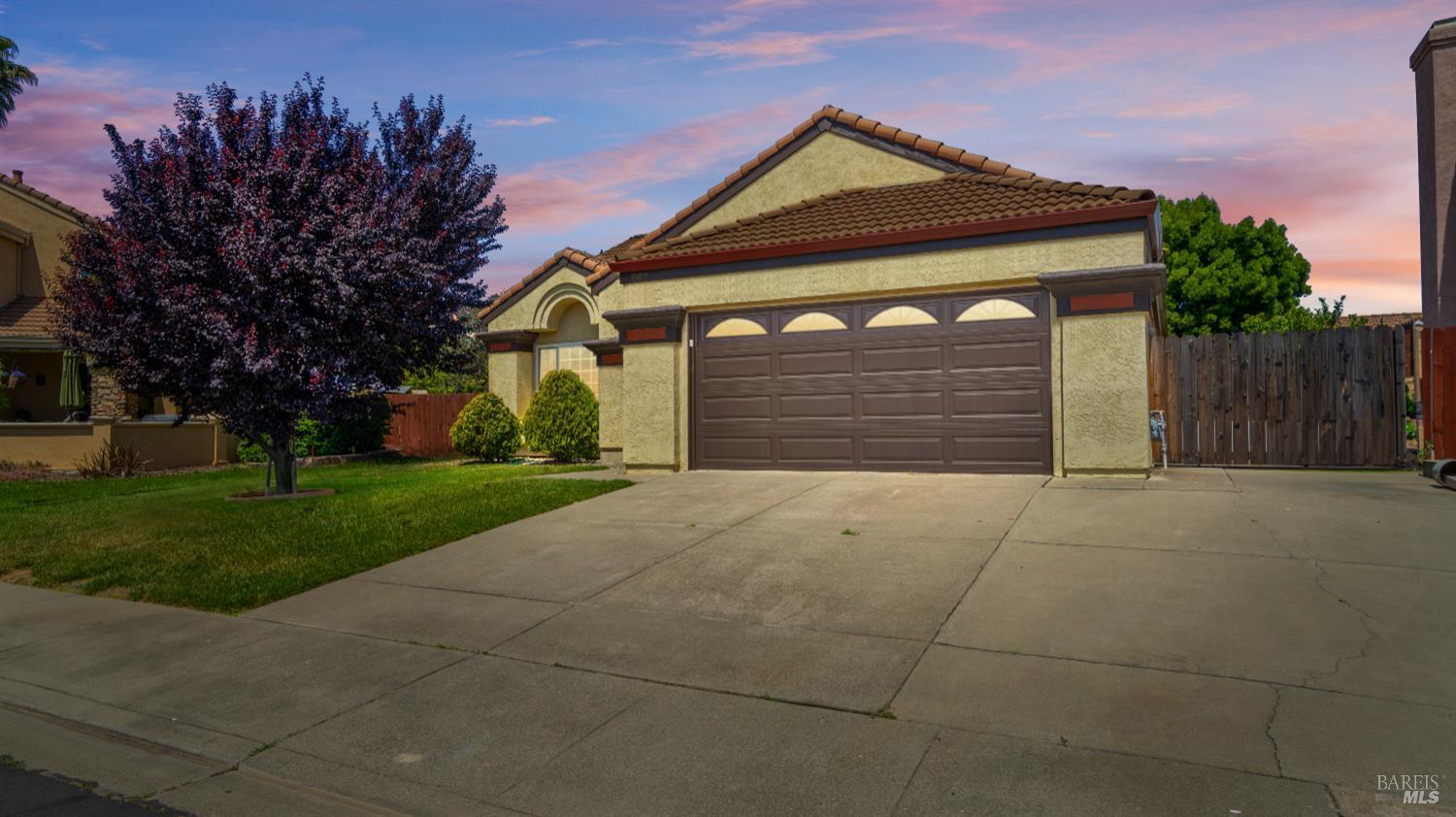Detail Gallery Image 1 of 35 For 667 Laurelwood Cir, Vacaville,  CA 95687 - 3 Beds | 2 Baths