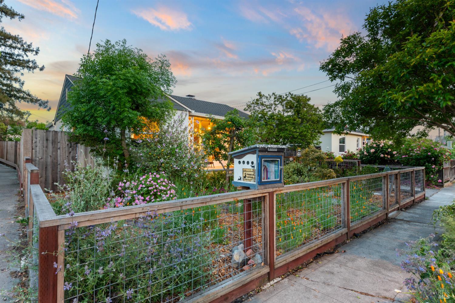 Detail Gallery Image 3 of 35 For 612 Madison St, Petaluma,  CA 94952 - 3 Beds | 2 Baths