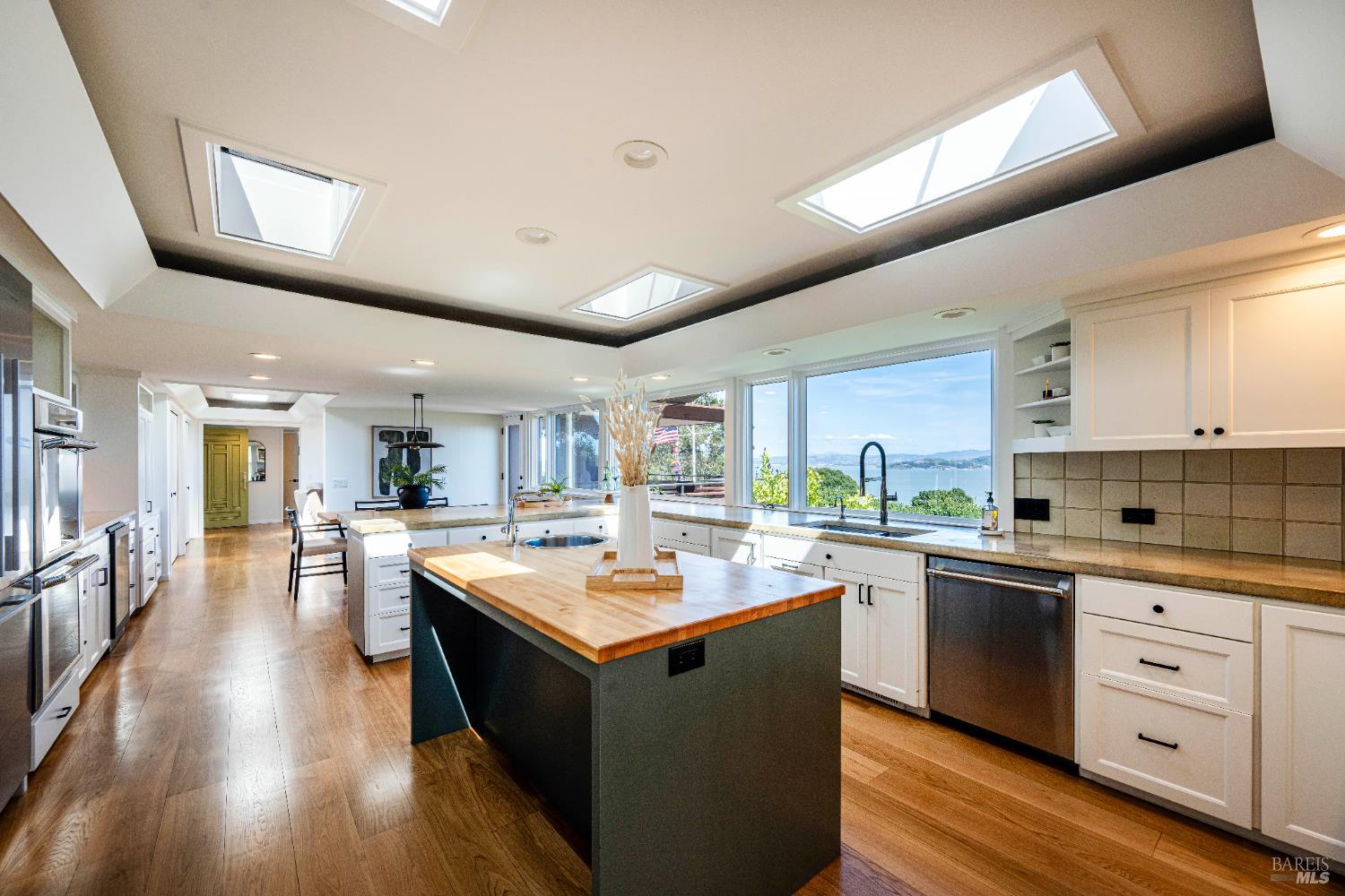 Detail Gallery Image 37 of 83 For 125 Bayview Dr, San Rafael,  CA 94901 - 2 Beds | 3/1 Baths