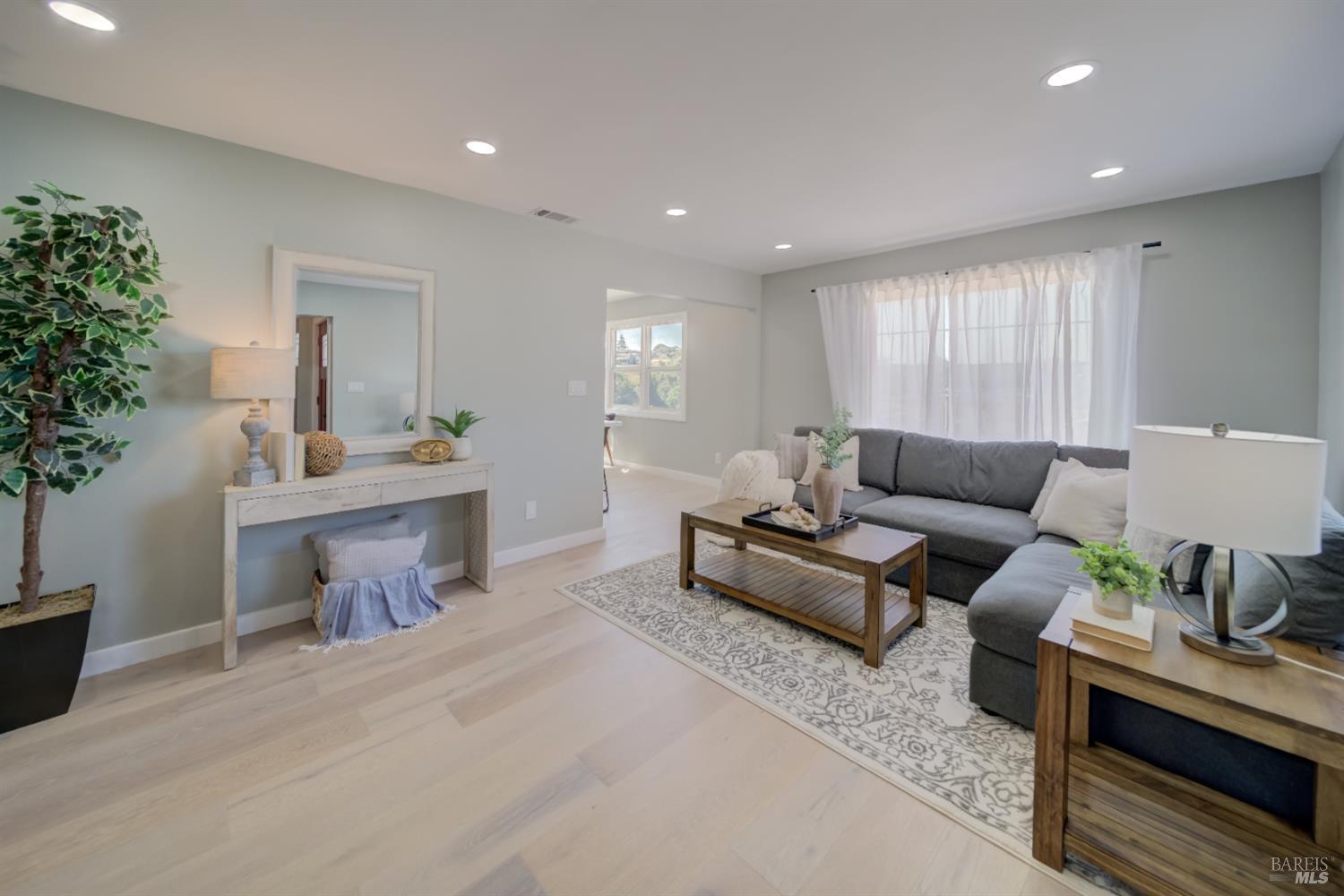 Detail Gallery Image 8 of 43 For 948 Benicia Rd, Vallejo,  CA 94591 - 2 Beds | 1 Baths