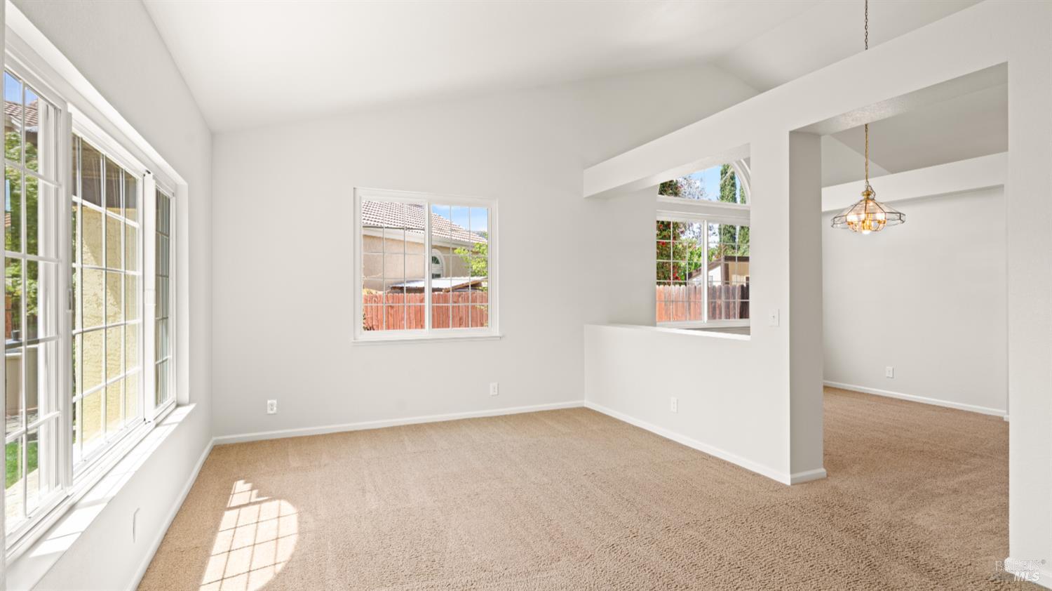 Detail Gallery Image 6 of 35 For 667 Laurelwood Cir, Vacaville,  CA 95687 - 3 Beds | 2 Baths
