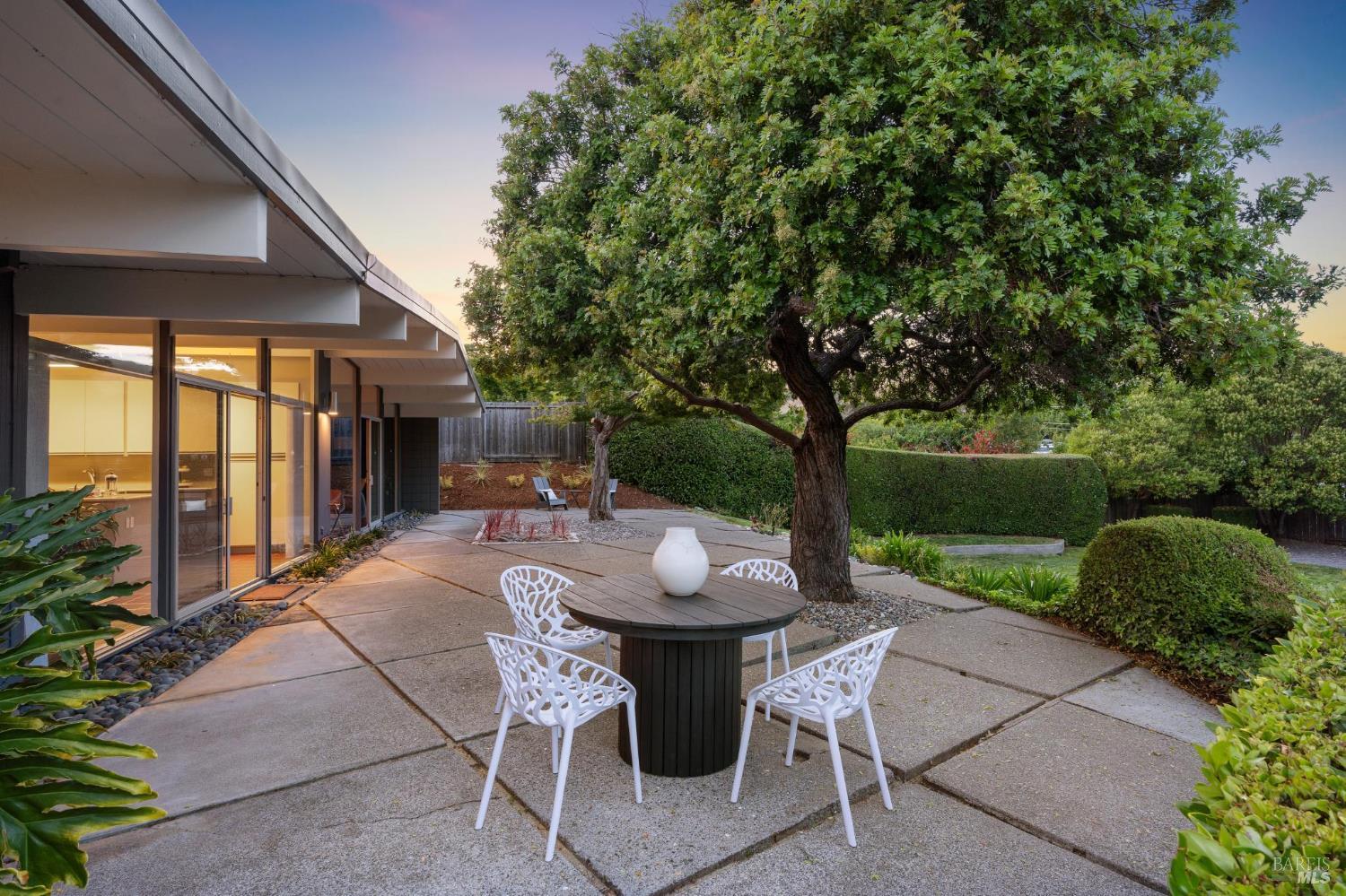 Detail Gallery Image 16 of 57 For 708 Birchwood Ct, San Rafael,  CA 94903 - 5 Beds | 3 Baths