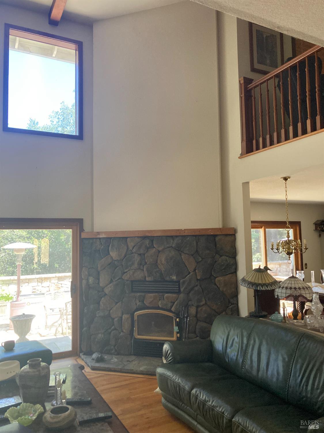 Detail Gallery Image 3 of 13 For 1116 Sunset Dr, Healdsburg,  CA 95448 - 2 Beds | 3 Baths
