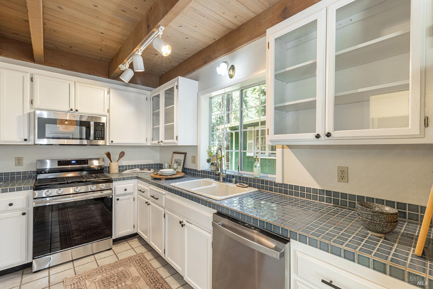 Detail Gallery Image 4 of 33 For 19369 Hidden Valley Rd, Guerneville,  CA 95446 - 3 Beds | 2 Baths