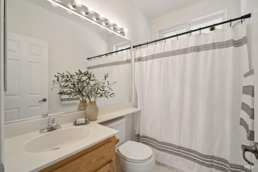 Detail Gallery Image 8 of 41 For 1935 Sestri Ln, Petaluma,  CA 94954 - 4 Beds | 4 Baths