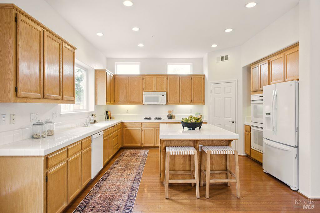 Detail Gallery Image 11 of 41 For 1935 Sestri Ln, Petaluma,  CA 94954 - 4 Beds | 4 Baths