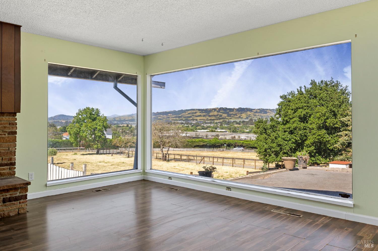 Detail Gallery Image 10 of 61 For 4335 Bodega Ave, Petaluma,  CA 95942 - 4 Beds | 3/1 Baths