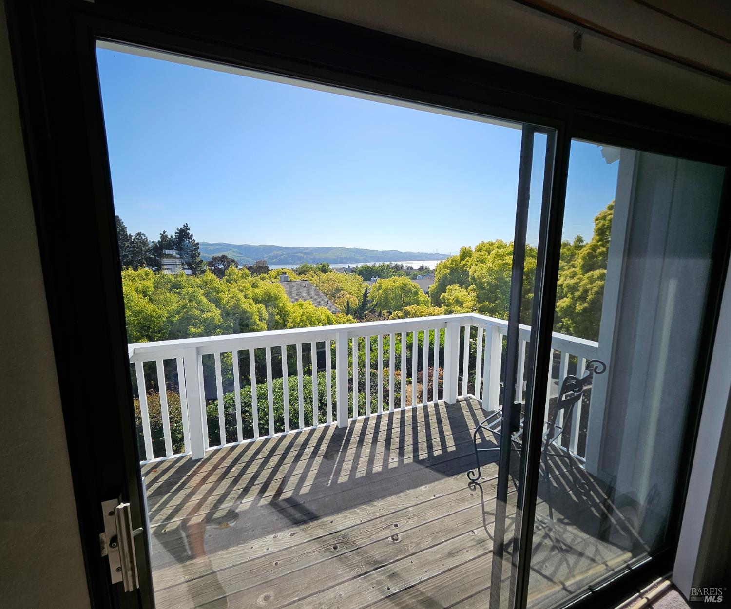Detail Gallery Image 9 of 22 For 2145 Clearview Cir, Benicia,  CA 94510 - 2 Beds | 2/1 Baths