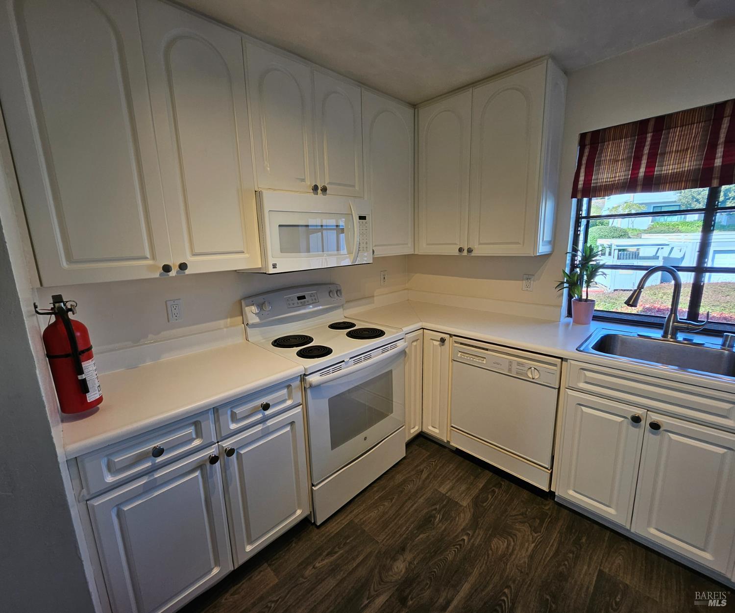 Detail Gallery Image 4 of 22 For 2145 Clearview Cir, Benicia,  CA 94510 - 2 Beds | 2/1 Baths