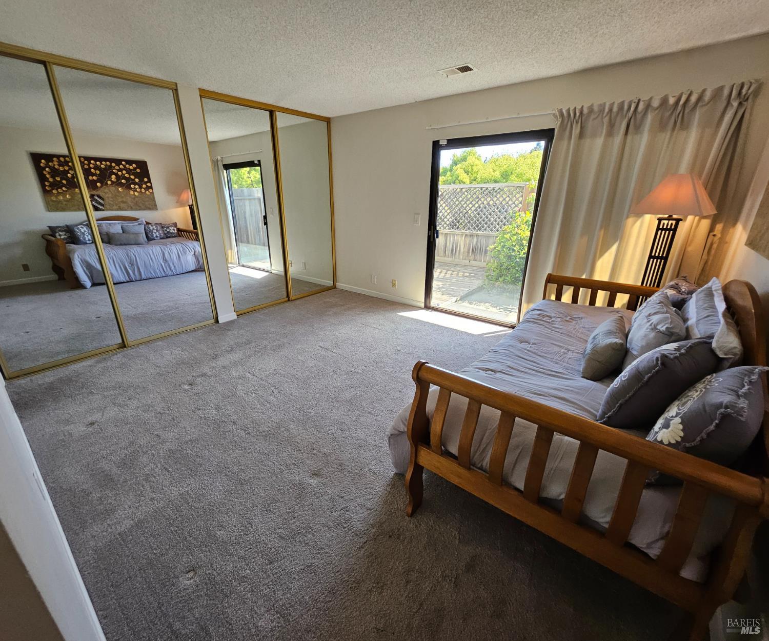 Detail Gallery Image 14 of 22 For 2145 Clearview Cir, Benicia,  CA 94510 - 2 Beds | 2/1 Baths