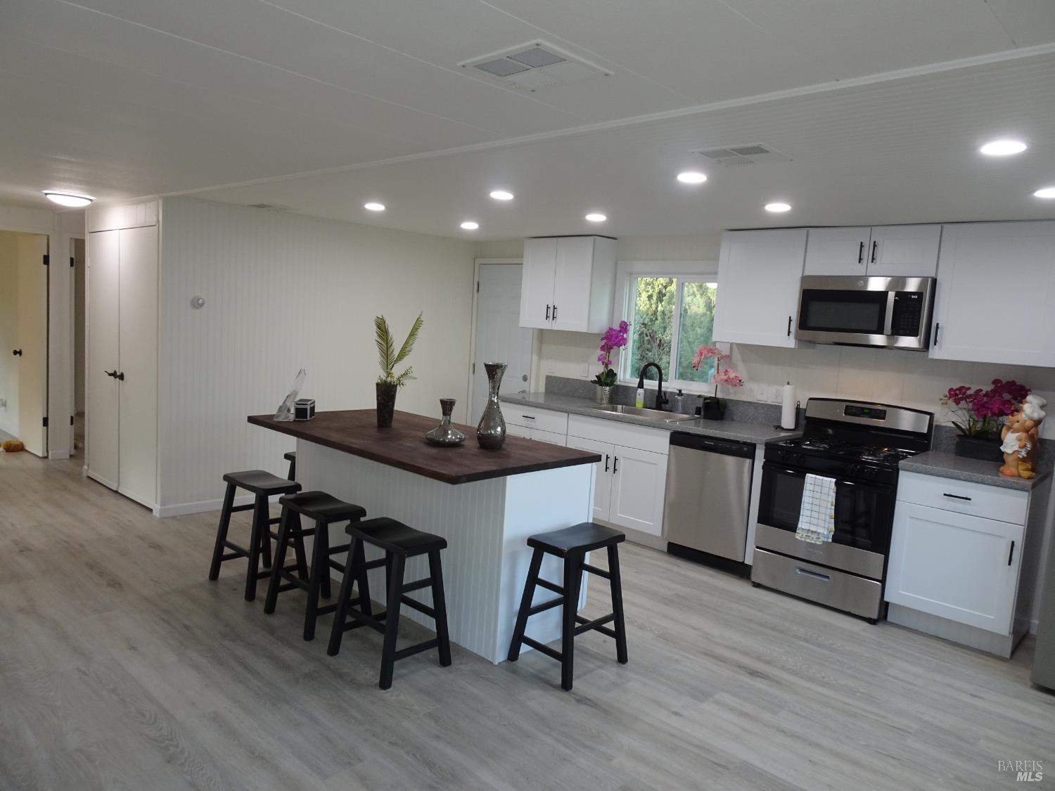 Detail Gallery Image 2 of 29 For 104 Goya Dr, Fairfield,  CA 94534 - 2 Beds | 1 Baths