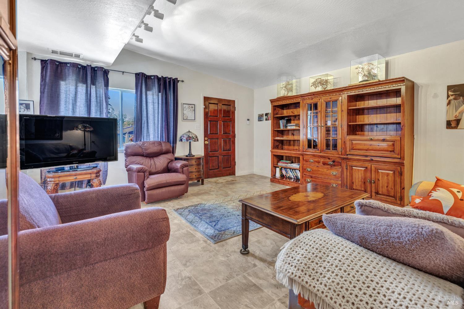 Detail Gallery Image 3 of 34 For 1324 Delwood St, Vallejo,  CA 94591 - 3 Beds | 2 Baths