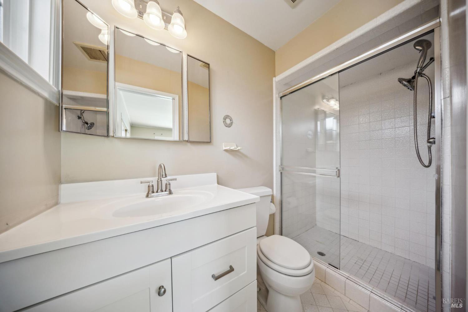 Detail Gallery Image 8 of 16 For 120 Meriam Dr, San Rafael,  CA 94903 - 3 Beds | 2/1 Baths