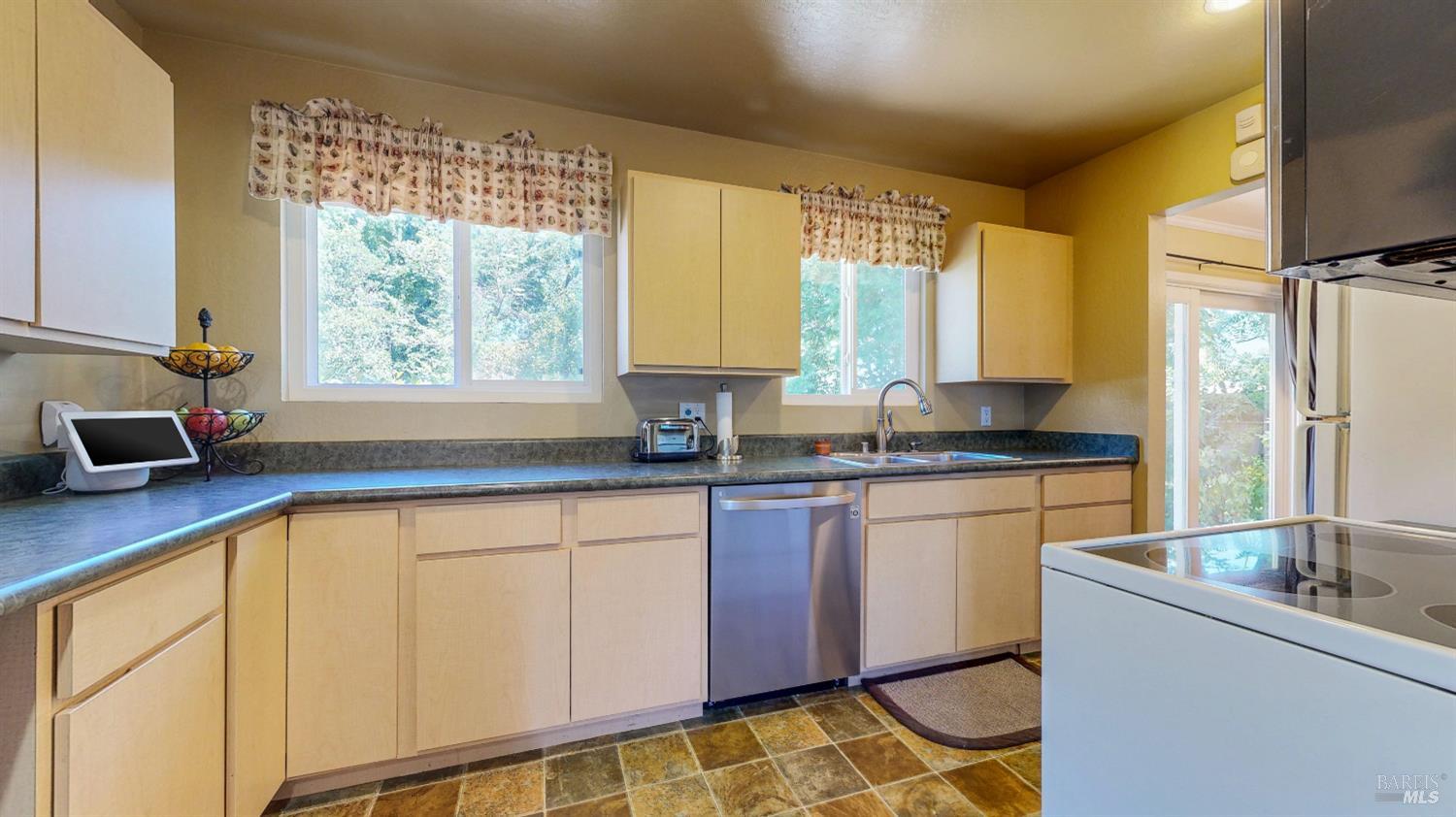 Detail Gallery Image 7 of 52 For 4 Las Huertas Ct, San Rafael,  CA 94903 - 3 Beds | 1 Baths