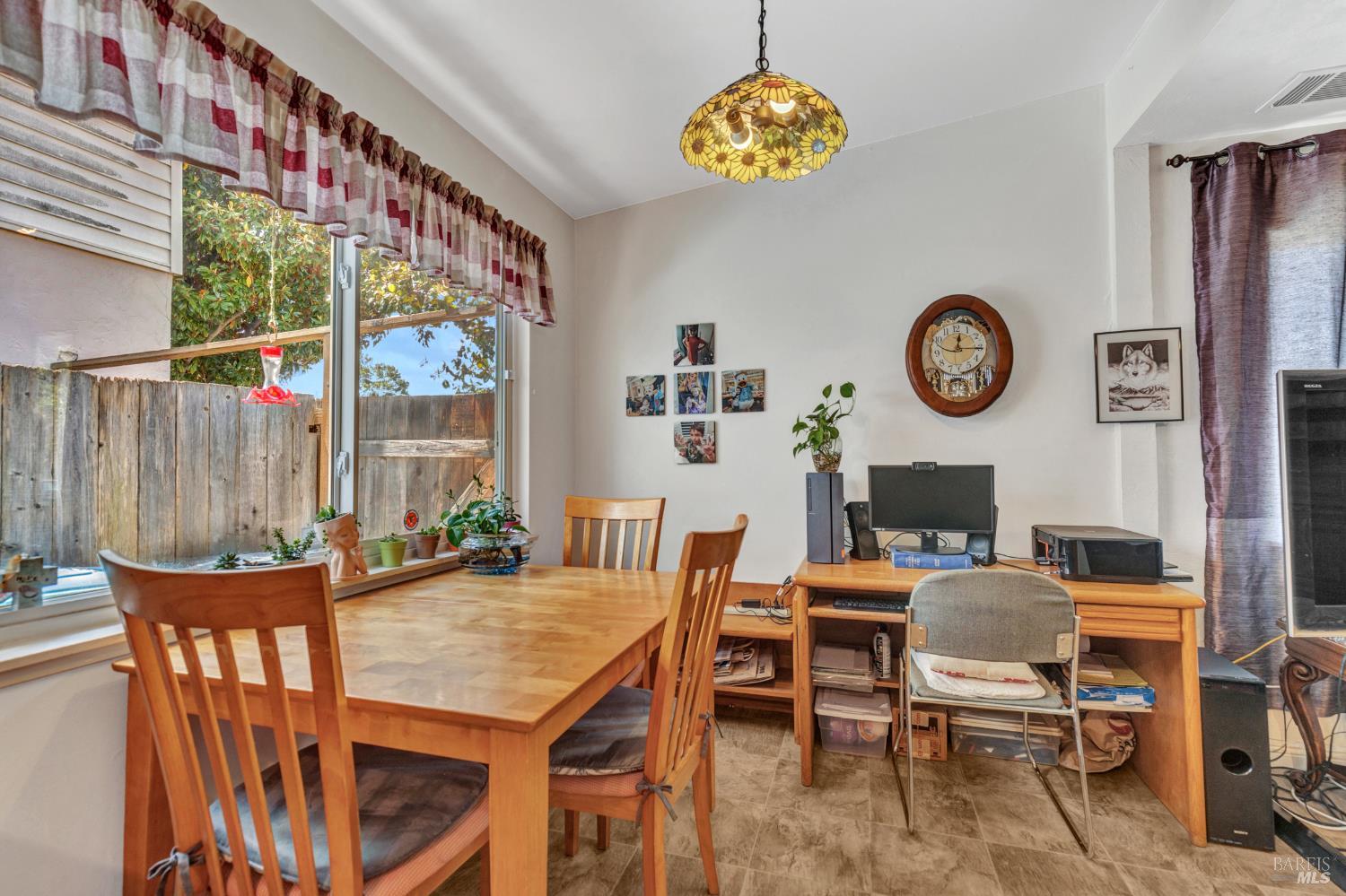 Detail Gallery Image 8 of 34 For 1324 Delwood St, Vallejo,  CA 94591 - 3 Beds | 2 Baths