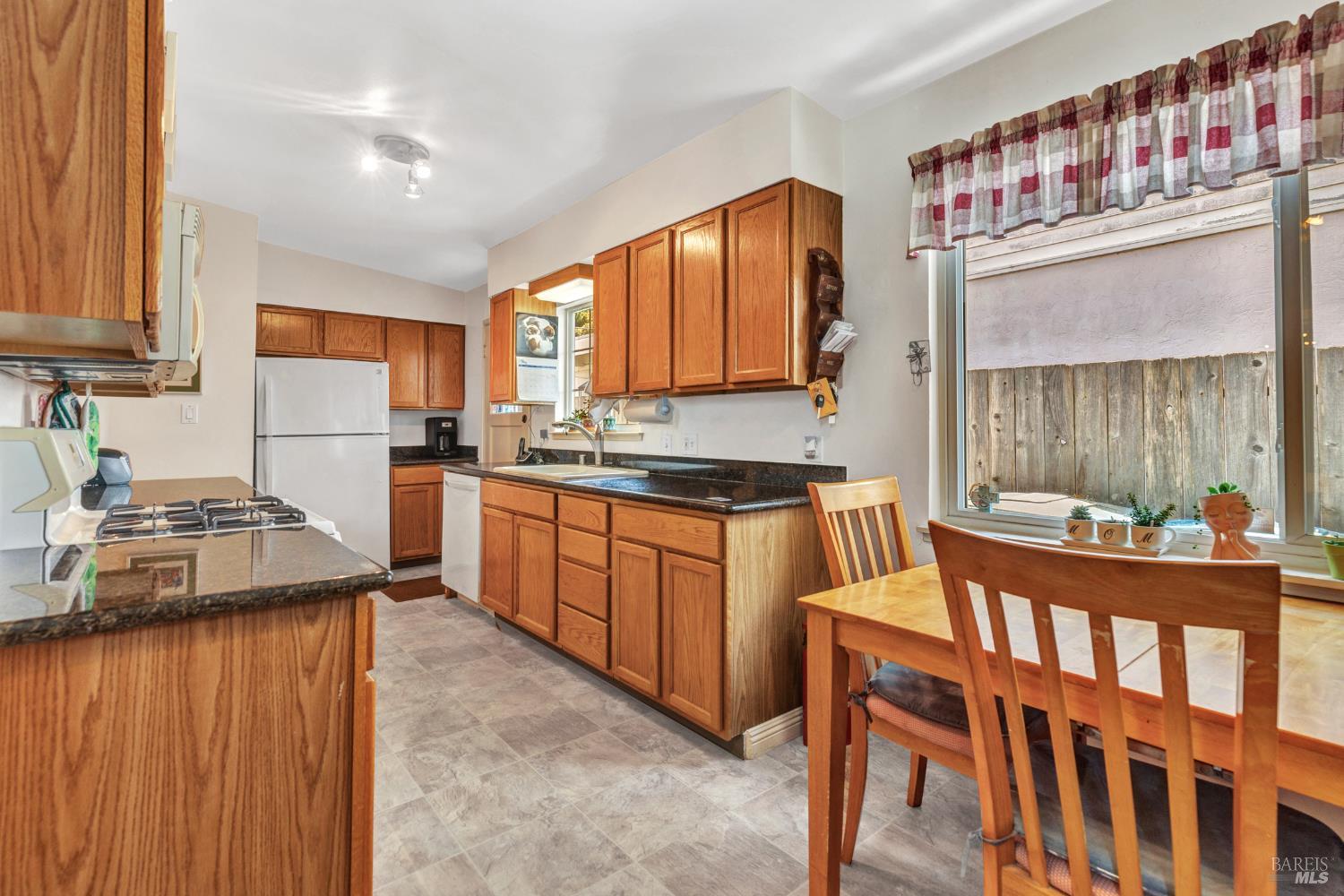 Detail Gallery Image 7 of 34 For 1324 Delwood St, Vallejo,  CA 94591 - 3 Beds | 2 Baths