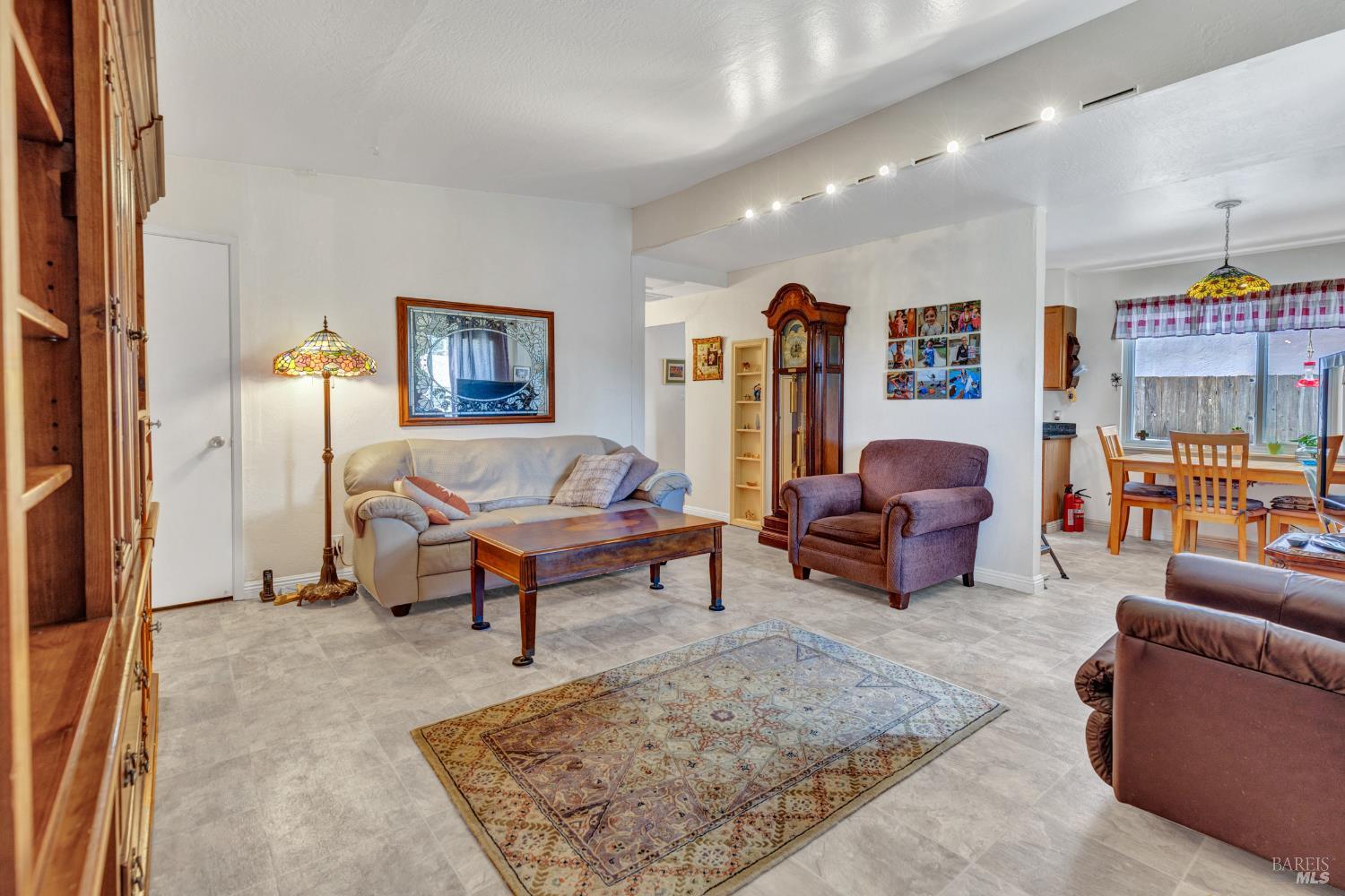 Detail Gallery Image 5 of 34 For 1324 Delwood St, Vallejo,  CA 94591 - 3 Beds | 2 Baths