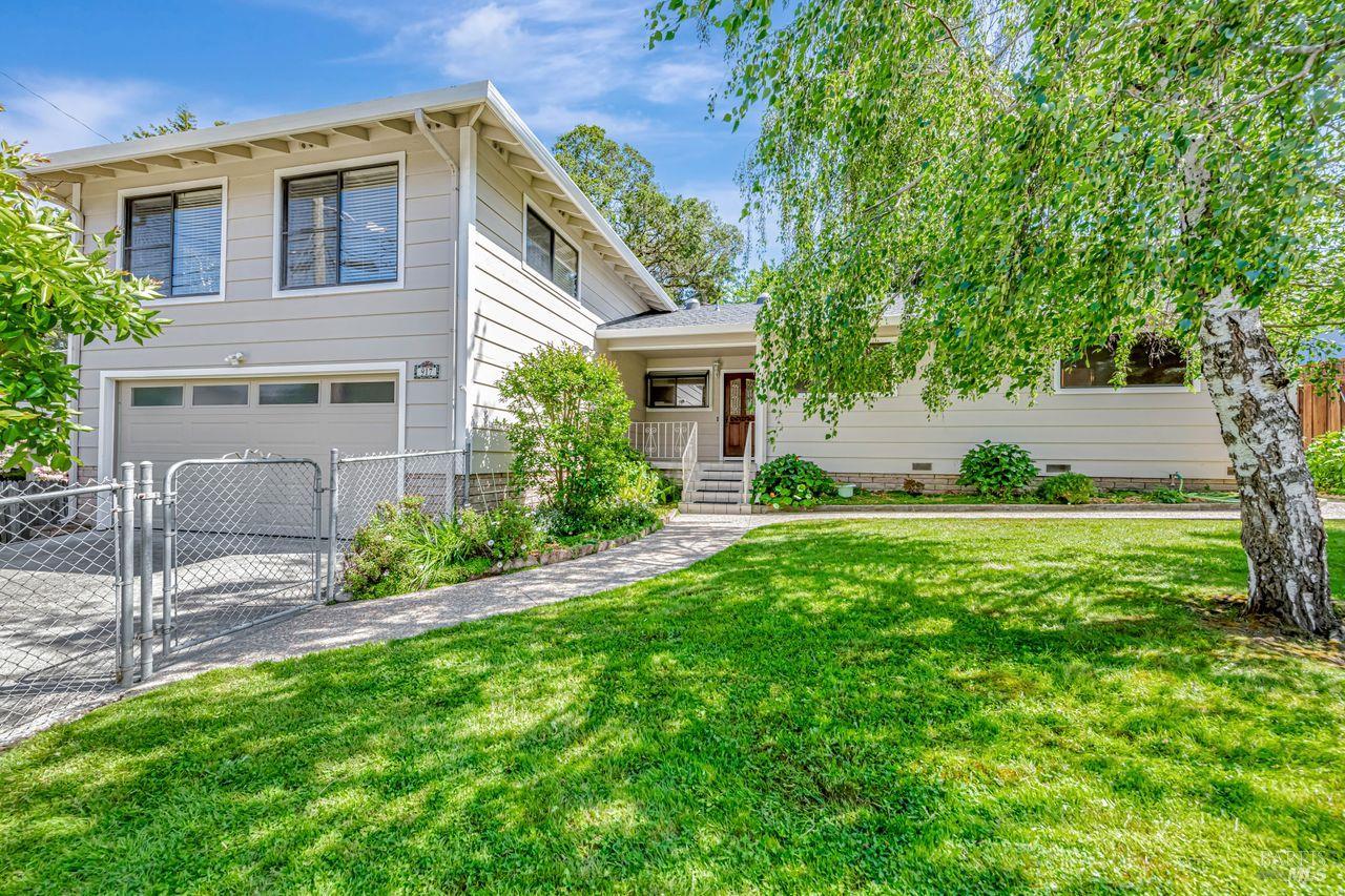 Detail Gallery Image 2 of 53 For 917 West St, Petaluma,  CA 94952 - 4 Beds | 2 Baths