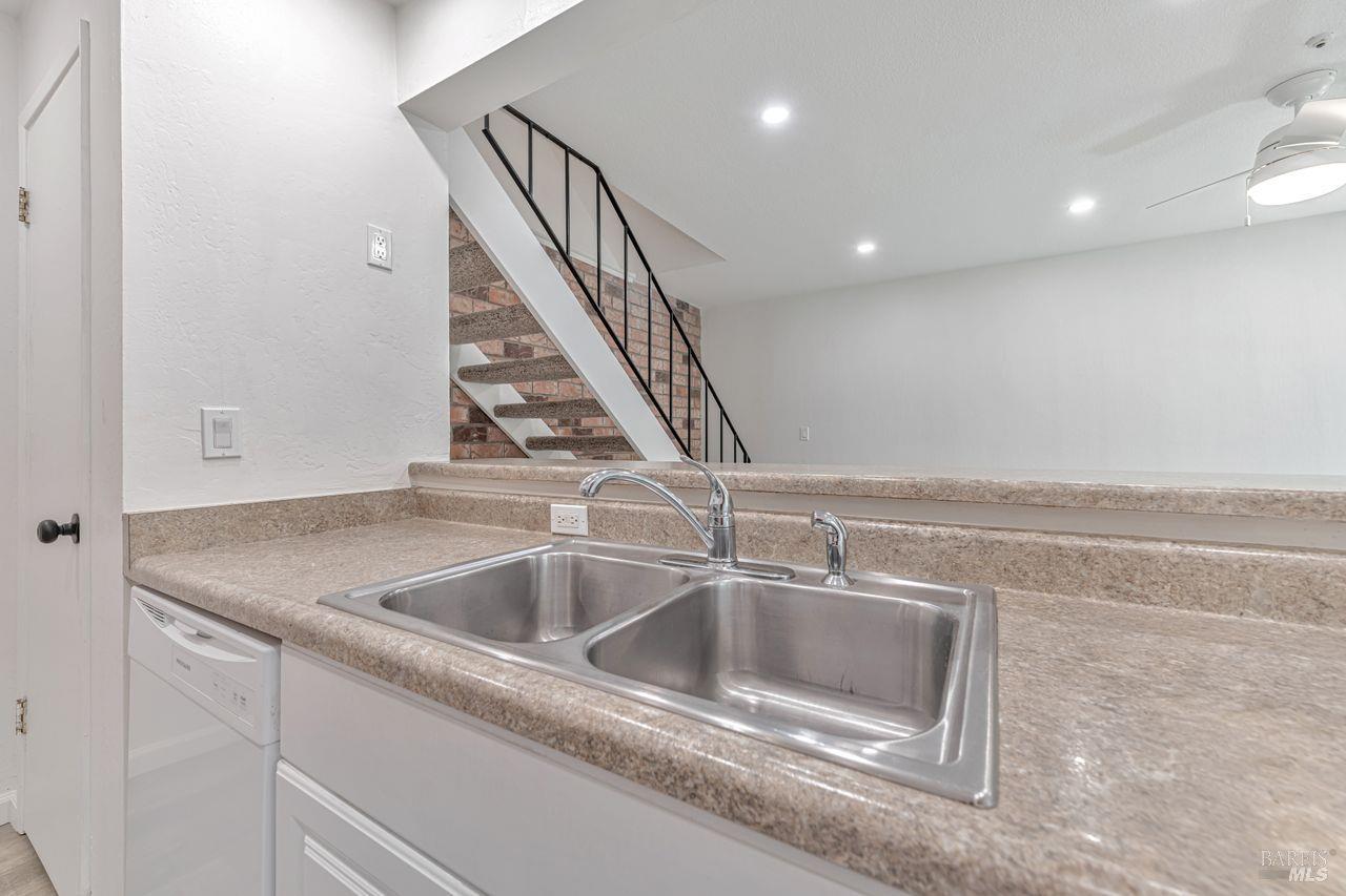 Detail Gallery Image 10 of 25 For 2668 Coffey Ln, Santa Rosa,  CA 95403 - 2 Beds | 1 Baths